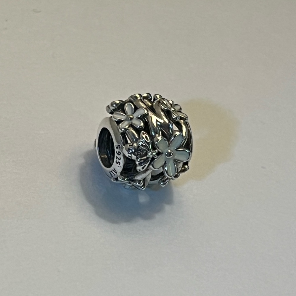 Pandora Daisy Openwork Charm White